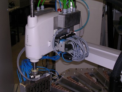 Isola robotizzata di assemblaggio per il settore automotive